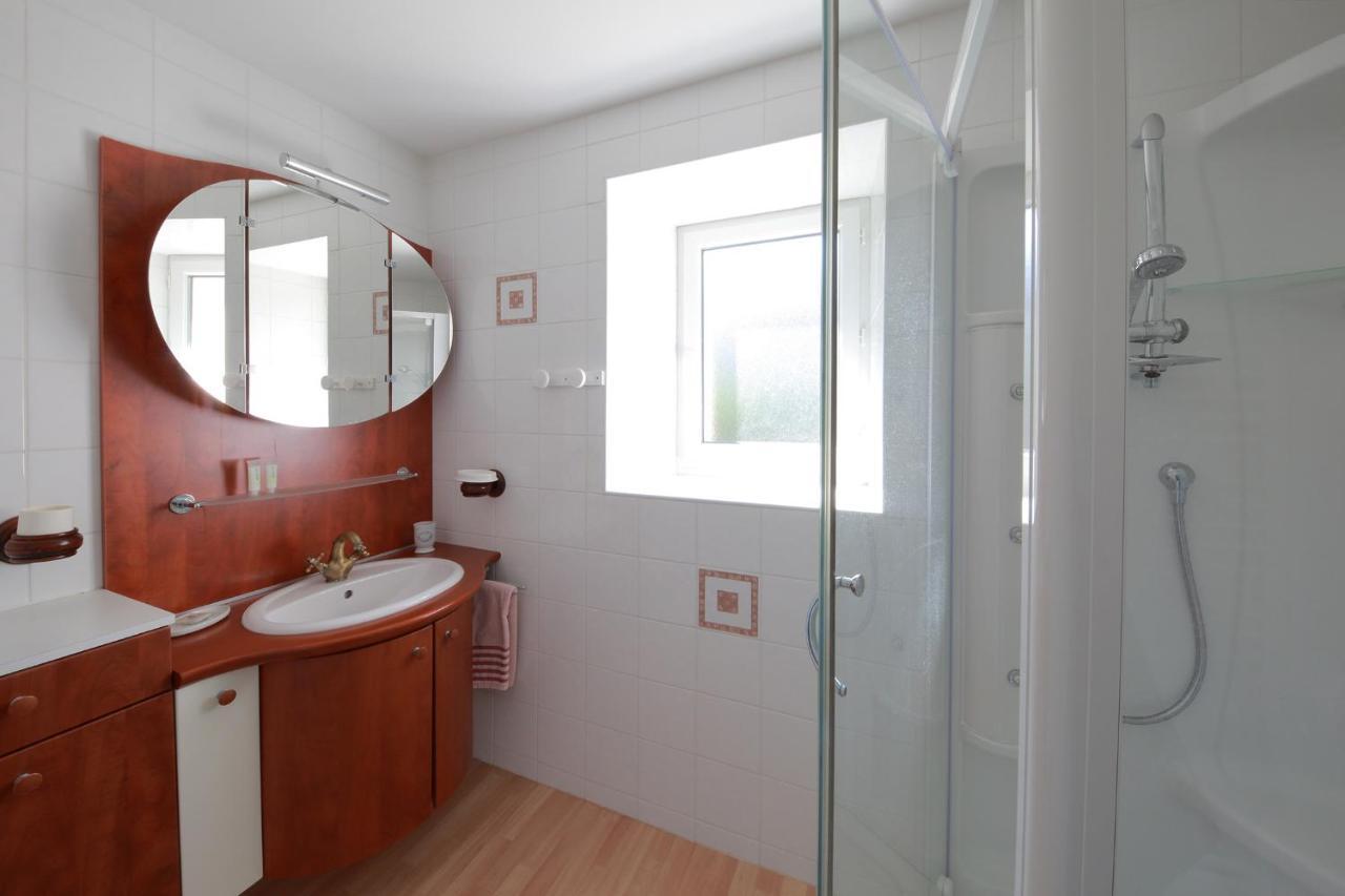 Gite La Loge Des Fees Latillé 外观 照片
