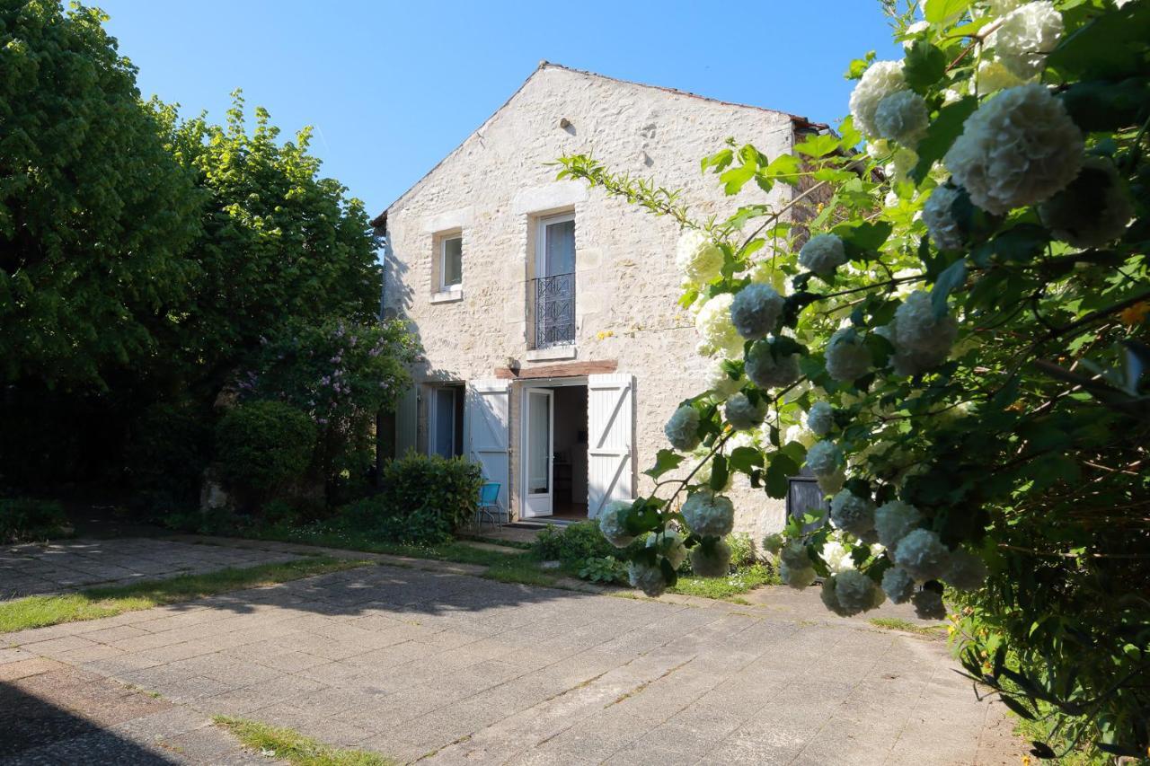 Gite La Loge Des Fees Latillé 外观 照片